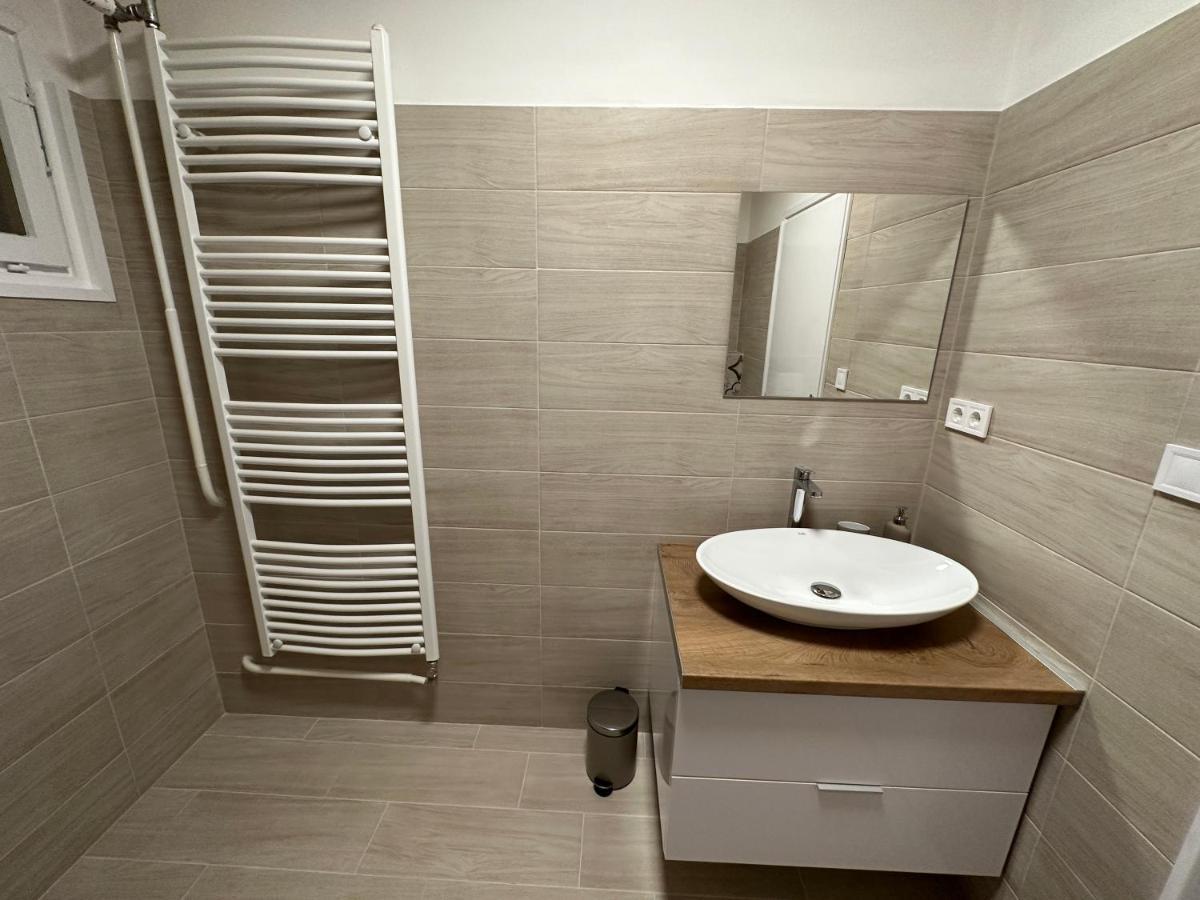 La Pihenohaz Apartment *