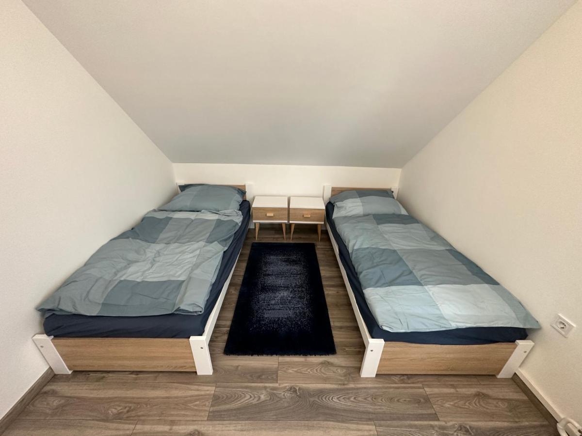 La Pihenohaz Apartment *