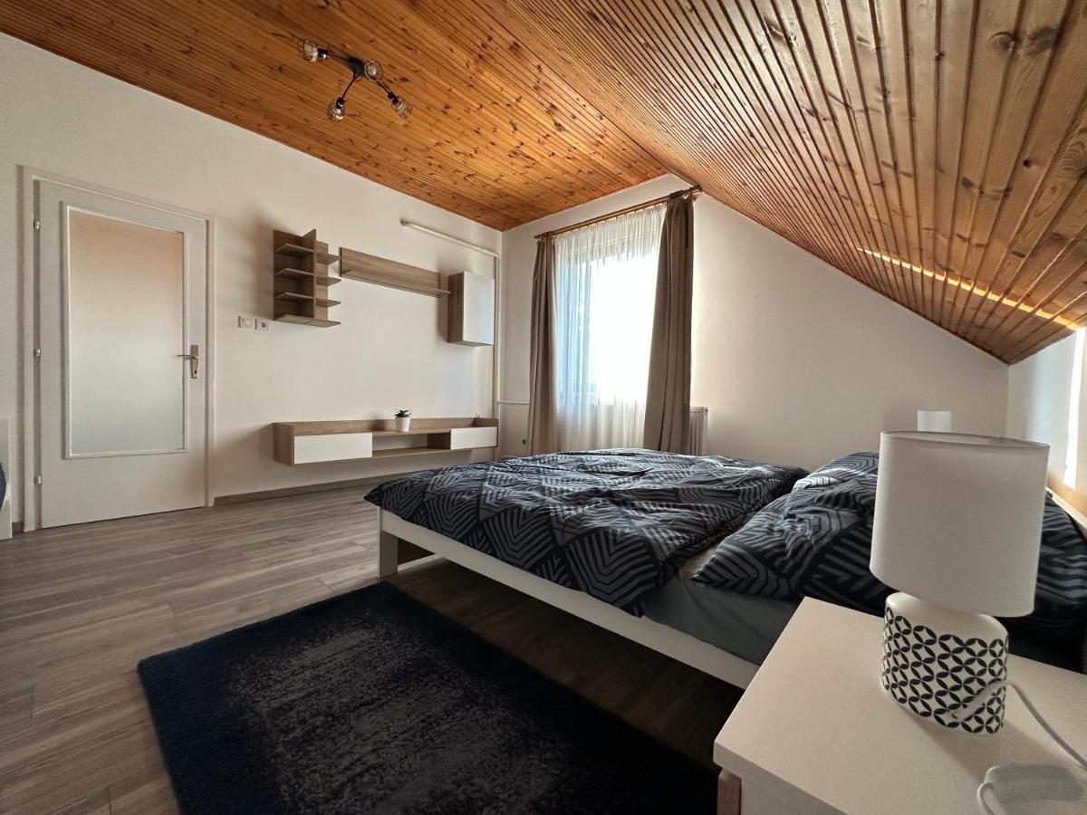 La Pihenohaz Apartment *