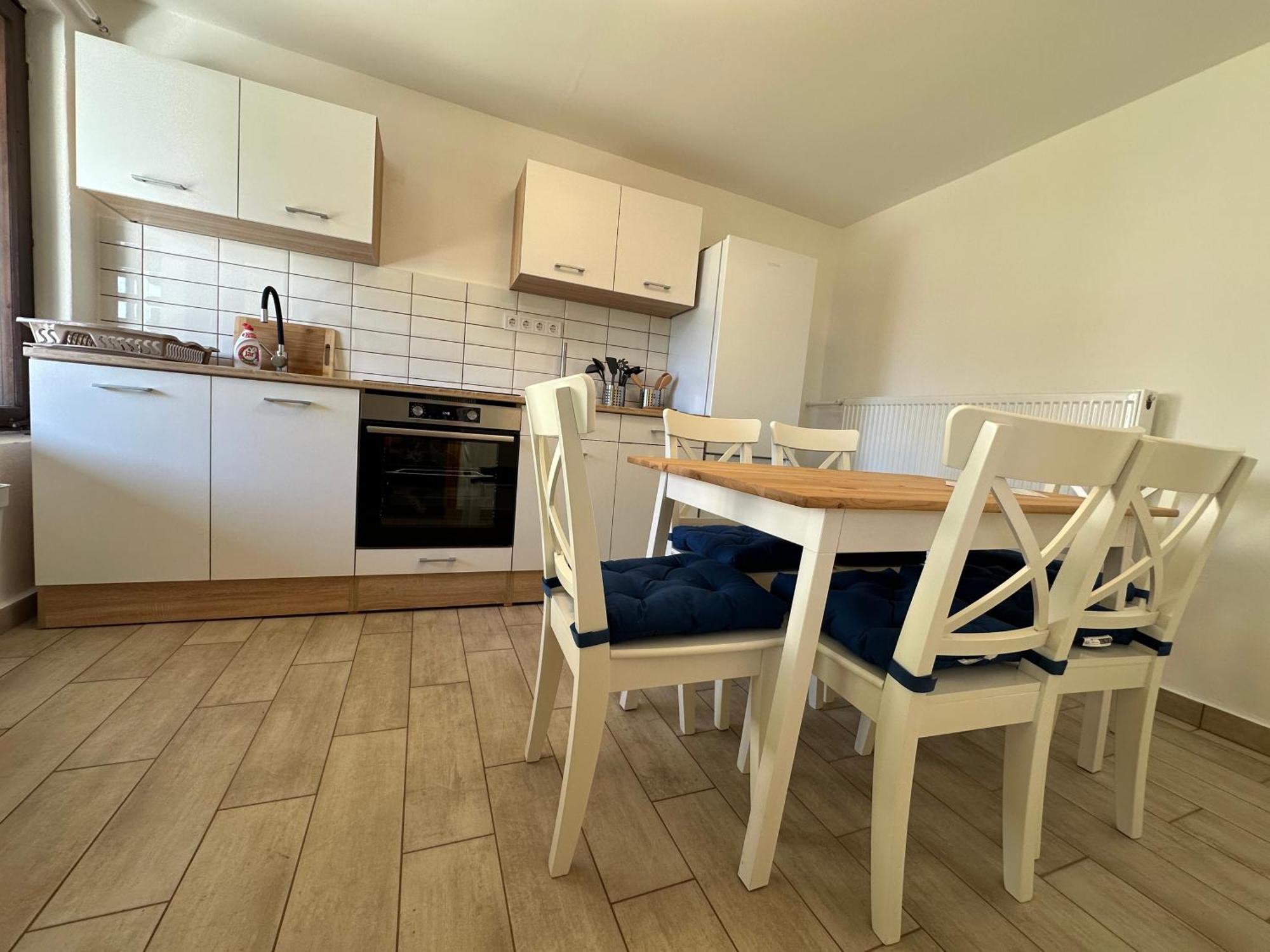 La Pihenohaz Apartment *